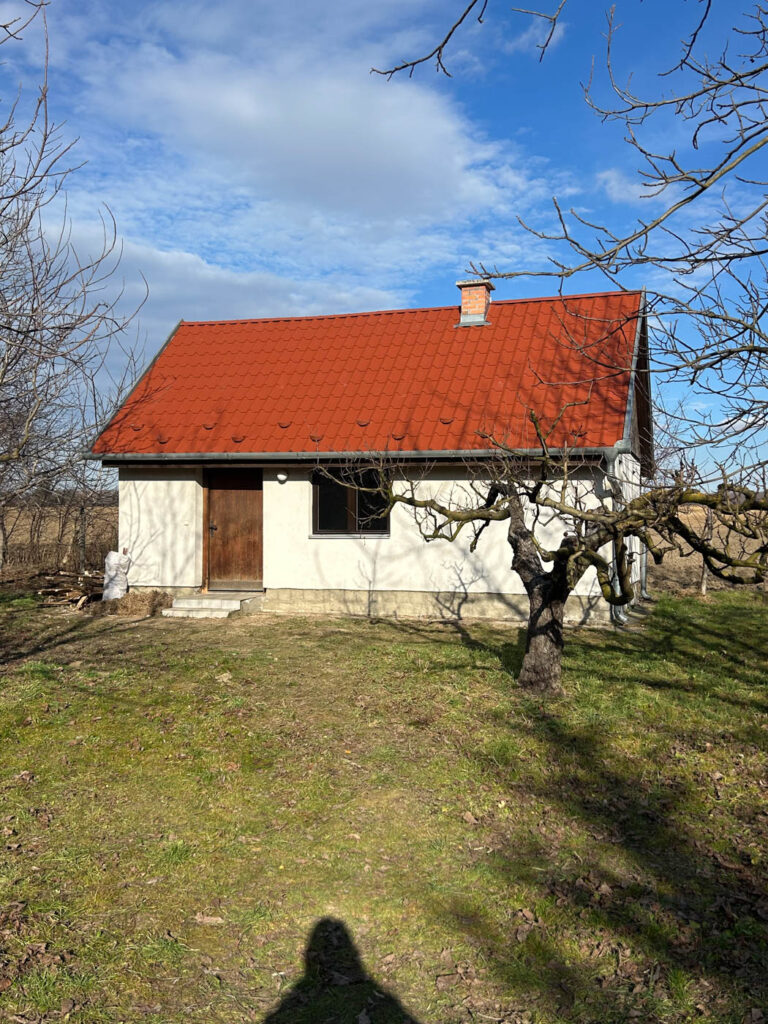 Felújított családi ház új cserépfedéssel és bádogos munkákkal
